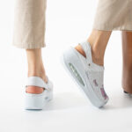 Sabot per infermiere in pelle con zeppa e cinturino dietro /