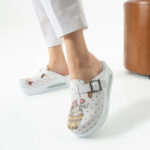 Ciabatte chiuse da donna in pelle con piattaforma per cucina /