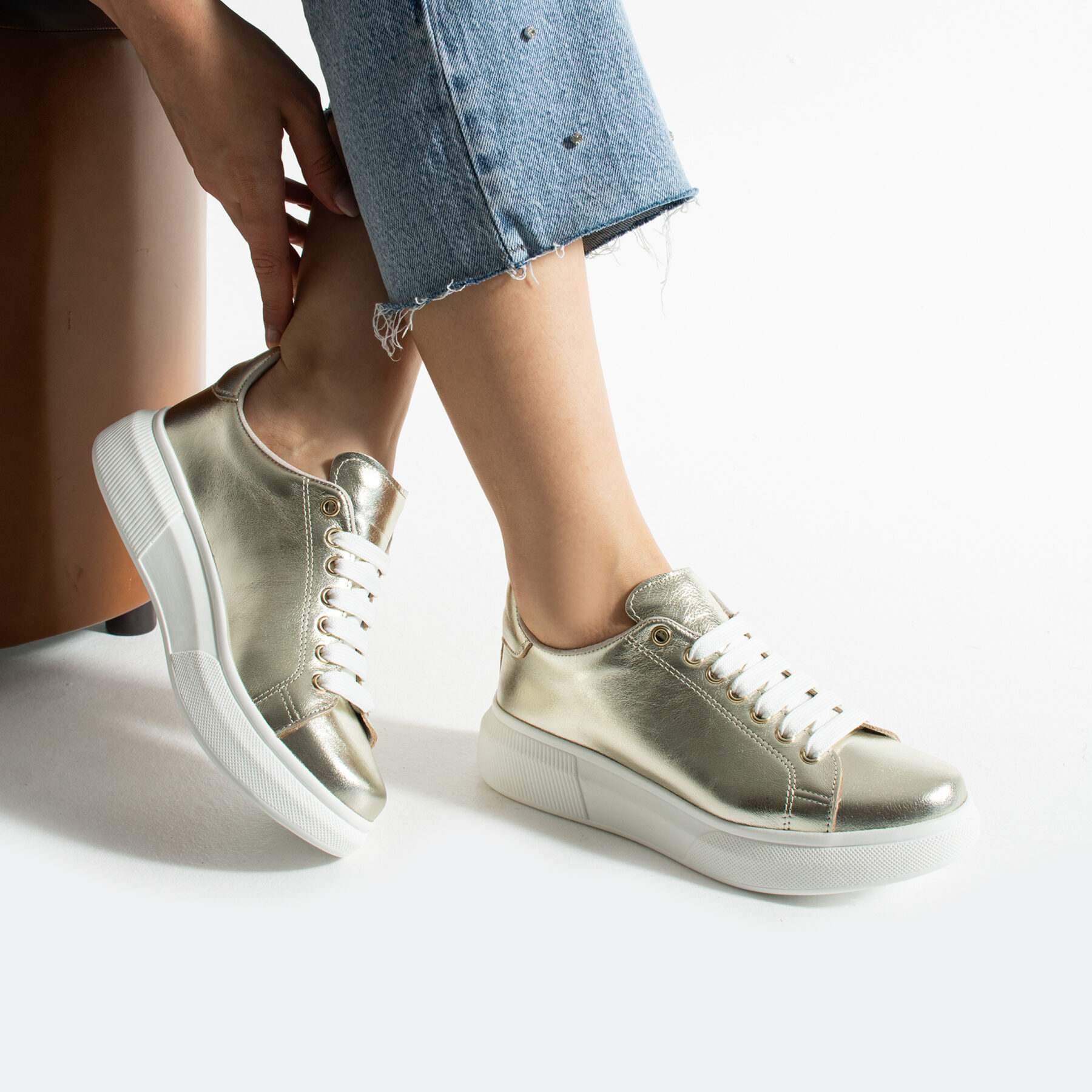 Sneakers da donna oro leggere in pelle naturale