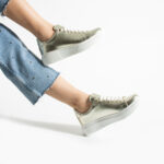 Sneakers da donna oro leggere in pelle naturale / Sneakers da donna oro leggere in pelle naturale /