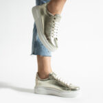 Sneakers da donna oro leggere in pelle naturale / Sneakers da donna oro leggere in pelle naturale /