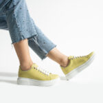 Sneakers da donna gialle leggere in pelle naturale / Sneakers da donna gialle leggere in pelle naturale /