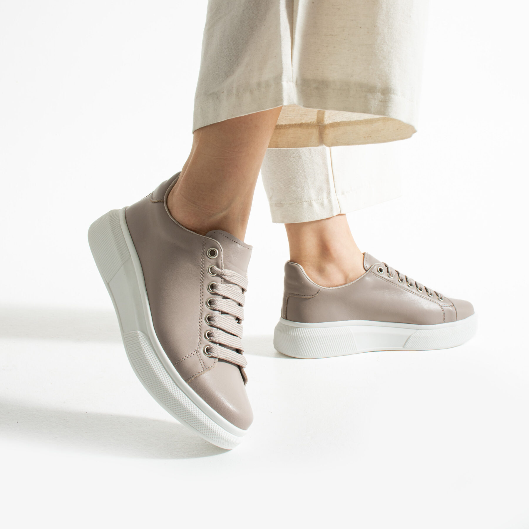 Sneakers da donna taupe leggere in pelle naturale