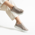 Sneakers da donna taupe leggere in pelle naturale / Sneakers da donna taupe leggere in pelle naturale /