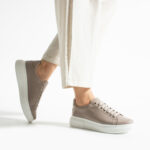 Sneakers da donna taupe leggere in pelle naturale / Sneakers da donna taupe leggere in pelle naturale /