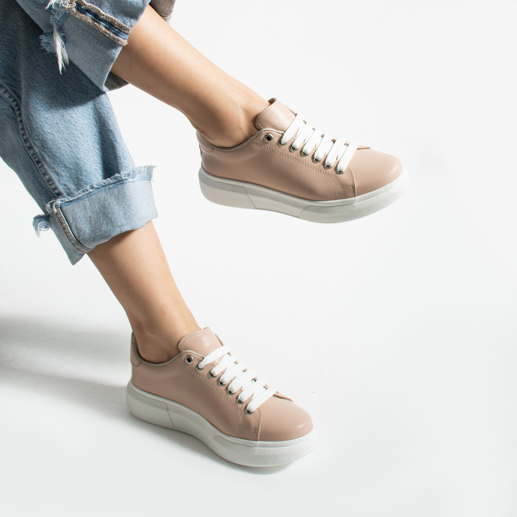 Sneakers da donna nude leggere in pelle naturale