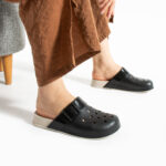 Ciabatte di gomma donna con fori nere /