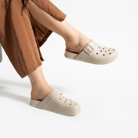Ciabatte di gomma donna con fori beige chiaro Ciabatte di gomma donna Monocolore Ciabatte di gomma donna con fori beige chiaro