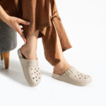 Ciabatte di gomma donna con fori beige chiaro /