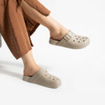 Ciabatte di gomma donna con fori beige /