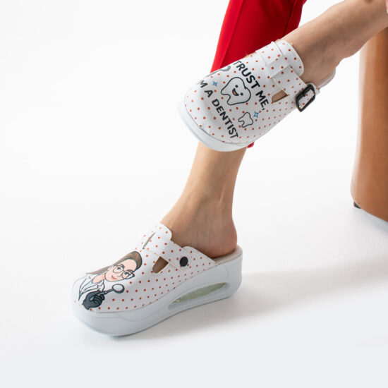 Alternative view of Zoccoli sanitari da donna con zeppa per dentista