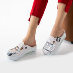 Zoccoli sanitari da donna con zeppa per dentista / Zoccoli sanitari da donna con zeppa per dentista /