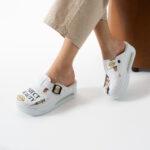 Zoccoli sanitari da donna con zeppa per estetiste / Zoccoli sanitari da donna con zeppa per estetiste /