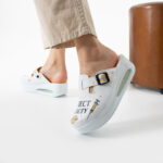 Zoccoli sanitari da donna con zeppa per estetiste / Zoccoli sanitari da donna con zeppa per estetiste /