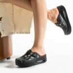 Zoccoli sanitari da donna con zeppa per cucina / Zoccoli sanitari da donna con zeppa per cucina /