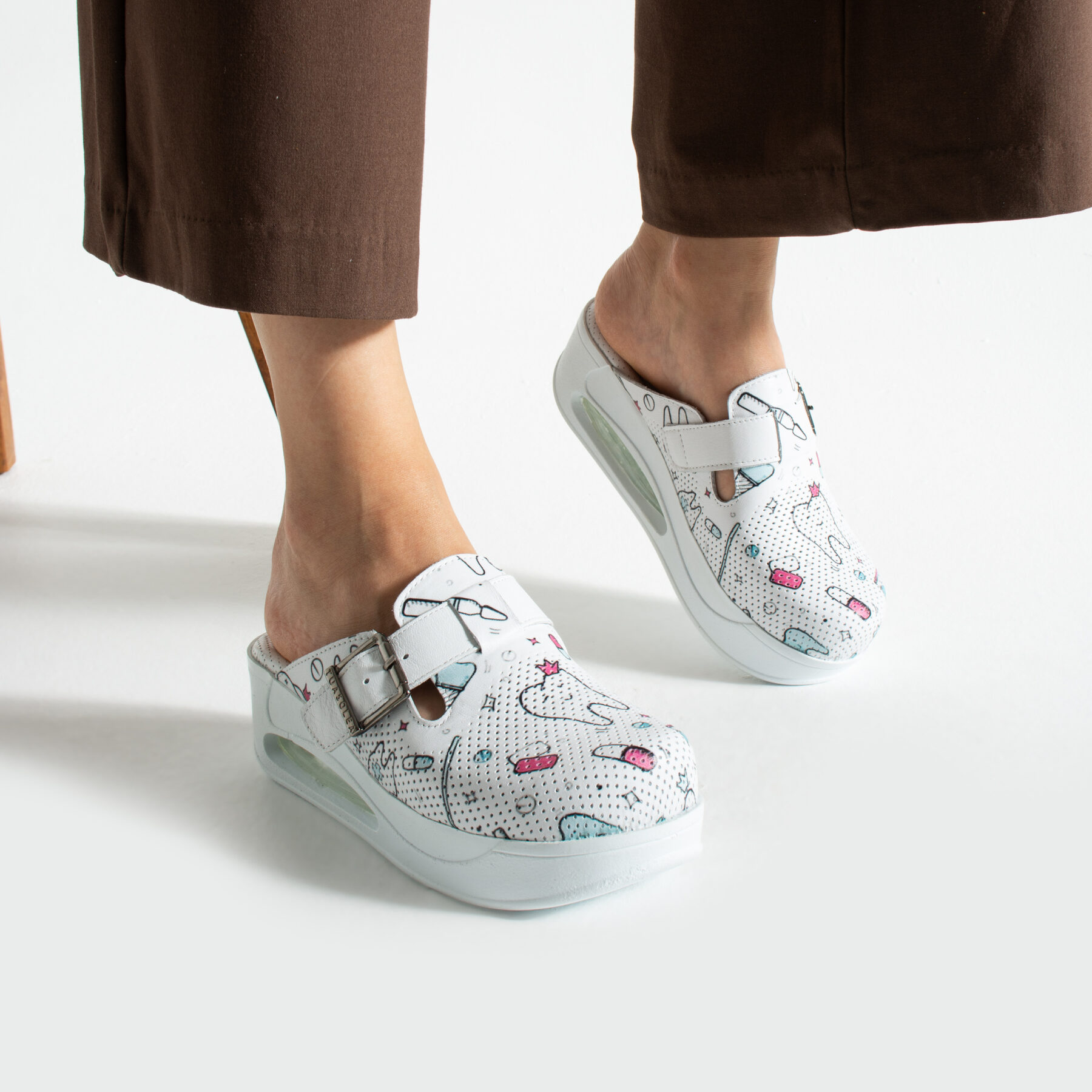 Ciabatte donna sanitarie in pelle con zeppa