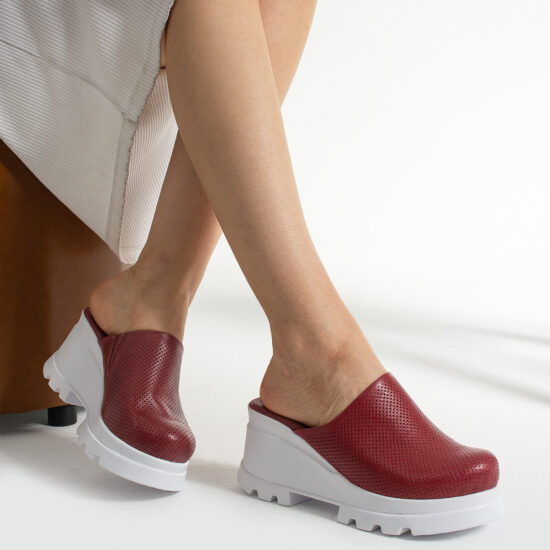 Sabot da donna rosso in pelle con punta chiusa