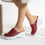 Sabot da donna rosso in pelle con punta chiusa /
