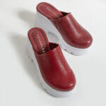 Sabot da donna rosso in pelle con punta chiusa /