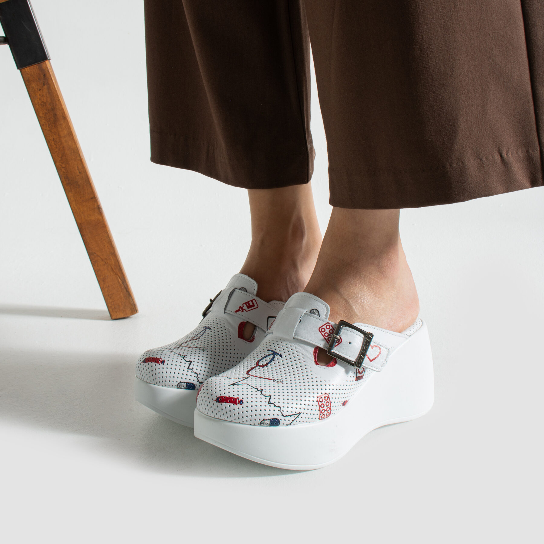 Ciabatte sanitarie in pelle naturale con zeppa alta