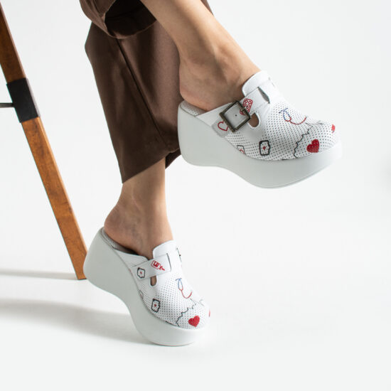 Alternative view of Ciabatte sanitarie in pelle naturale con zeppa alta