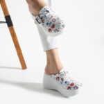 Ciabatte sanitarie in pelle naturale con zeppa alta / Ciabatte sanitarie in pelle naturale con zeppa alta /