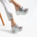 Ciabatte sanitarie in pelle naturale con zeppa alta / Ciabatte sanitarie in pelle naturale con zeppa alta /