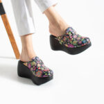 Ciabatte chiuse da donna in pelle con zeppa alta e stampa colorata /