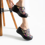 Ciabatte chiuse da donna in pelle con zeppa alta e stampa colorata /