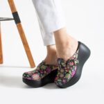 Ciabatte chiuse da donna in pelle con zeppa alta e stampa colorata /