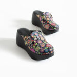 Ciabatte chiuse da donna in pelle con zeppa alta e stampa colorata /