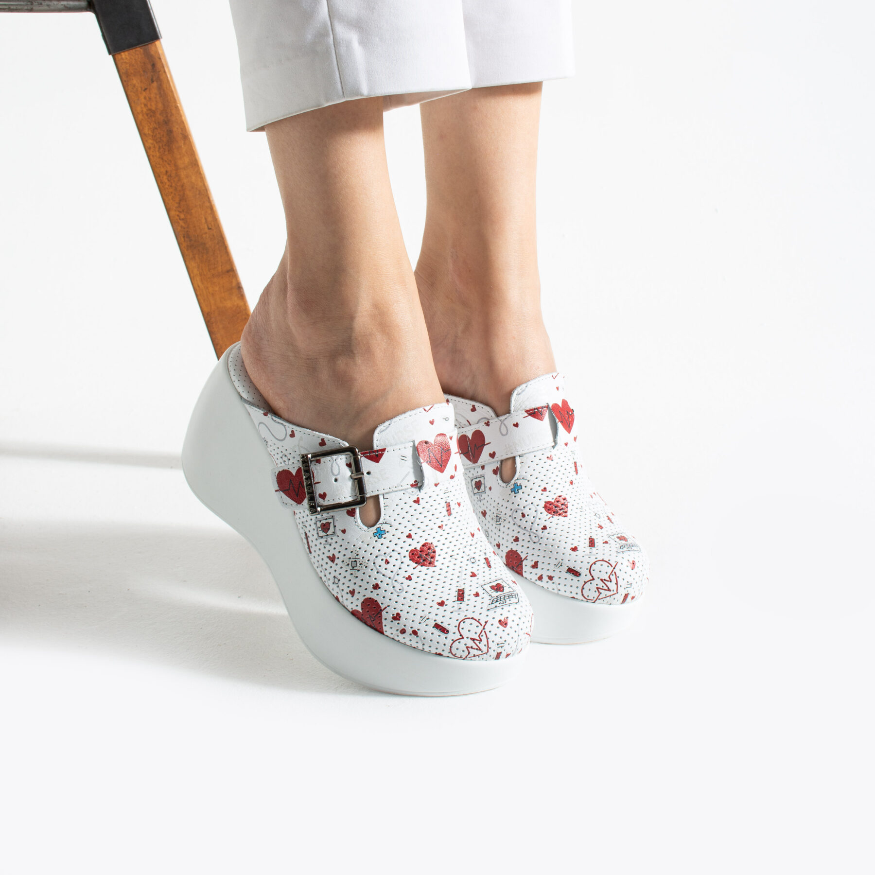 Ciabatte sanitarie in pelle naturale con zeppa alta