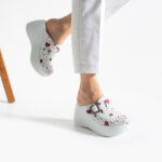 Ciabatte sanitarie in pelle naturale con zeppa alta / Ciabatte sanitarie in pelle naturale con zeppa alta /