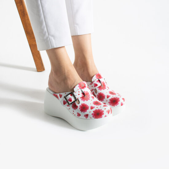 Ciabatte chiuse da donna in pelle con zeppa alta e stampa colorata