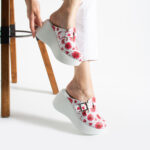 Ciabatte chiuse da donna in pelle con zeppa alta e stampa colorata /