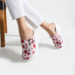 Ciabatte chiuse da donna in pelle con zeppa alta e stampa colorata /