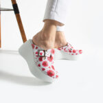 Ciabatte chiuse da donna in pelle con zeppa alta e stampa colorata /