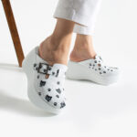 Ciabatte chiuse da donna in pelle con zeppa alta e stampa colorata /