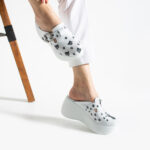 Ciabatte chiuse da donna in pelle con zeppa alta e stampa colorata /