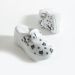 Ciabatte chiuse da donna in pelle con zeppa alta e stampa colorata /