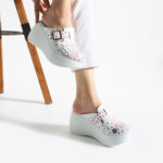 Ciabatte sanitarie in pelle naturale con zeppa alta / Ciabatte sanitarie in pelle naturale con zeppa alta /