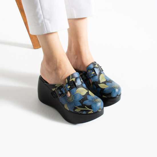 Ciabatte chiuse da donna in pelle con zeppa alta e stampa colorata
