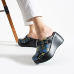 Ciabatte chiuse da donna in pelle con zeppa alta e stampa colorata / Ciabatte chiuse da donna in pelle con zeppa alta e stampa colorata /