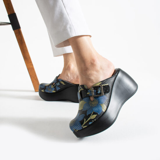 Alternative view of Ciabatte chiuse da donna in pelle con zeppa alta e stampa colorata