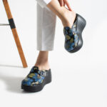 Ciabatte chiuse da donna in pelle con zeppa alta e stampa colorata / Ciabatte chiuse da donna in pelle con zeppa alta e stampa colorata /