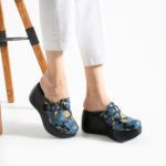 Ciabatte chiuse da donna in pelle con zeppa alta e stampa colorata / Ciabatte chiuse da donna in pelle con zeppa alta e stampa colorata /