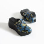 Ciabatte chiuse da donna in pelle con zeppa alta e stampa colorata / Ciabatte chiuse da donna in pelle con zeppa alta e stampa colorata /