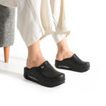 Zoccoli sanitari donna neri in pelle vegana /