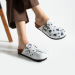 Sabot da donna colorato basso a punta chiusa in pelle /