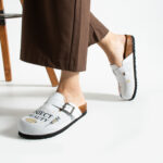 Sabot da donna basso a punta chiusa in pelle per estetiste /